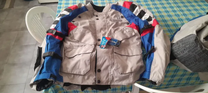 Conjunto jaqueta e calça.