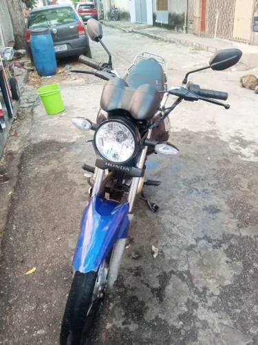 Vendo moto 150 cilindrada toda em dia no ponto de transferir moto boa de andar documento