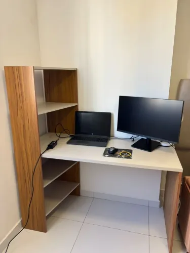 Escrivaninha com estante