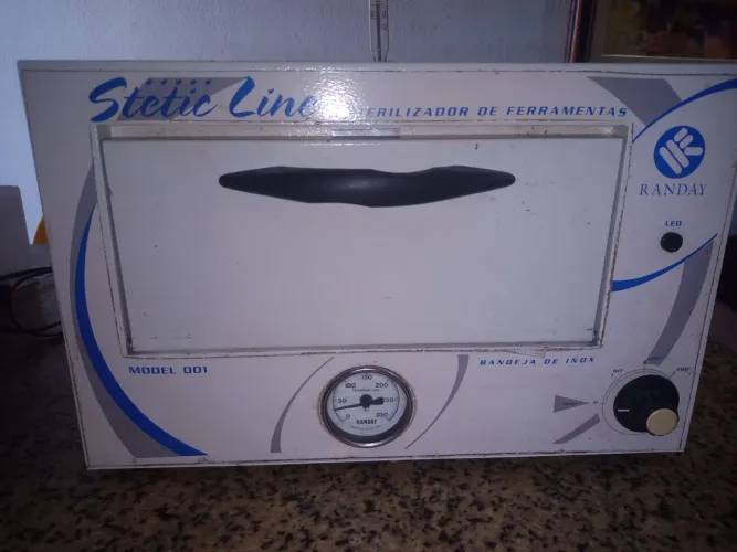 Estufa esterilizadora com termômetro.