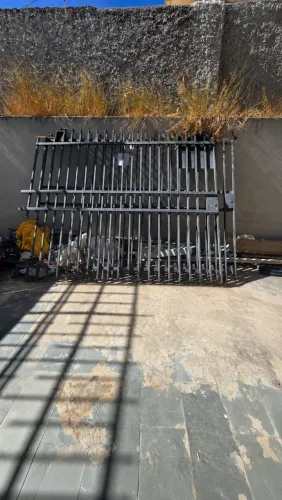 Portão de garagem (Aprox. 2,80 x 2,15m) com motor Rossi