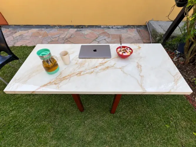 Tampo de mesa em porcelanato marmorizado 153 x 67,5 cm