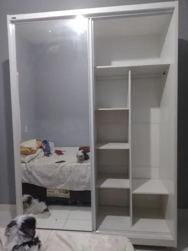 Vendo um guarda roupa de duas porta de correr de espelho três gavetas da cor branco por 18