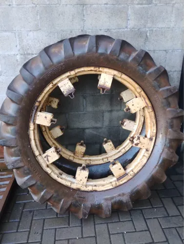 par de pneus finos de cultivo (modelo Pirelli TM95)