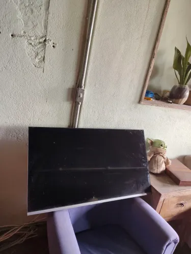 Tv Philco 43" com a tela quebrada. Só pra tirar peças.