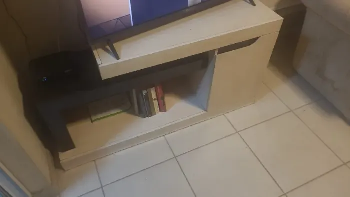 Rack para TV de até 50" Moderno - Off-White com Detalhes em Madeira Escura