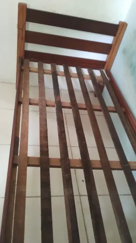 Cama de solteiro de madeira!