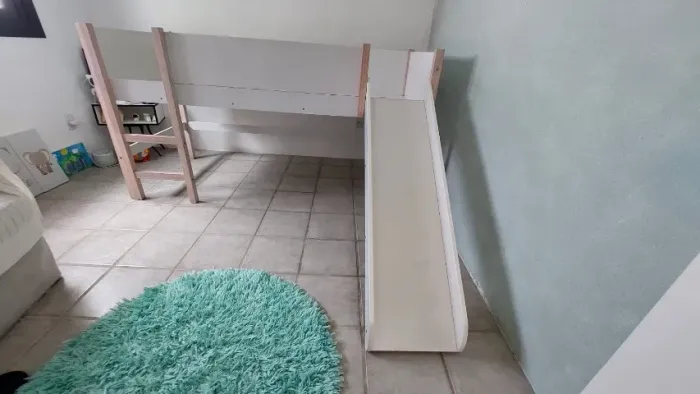 Base cama infantil com escorregador e escada da tok stok, acompanha colchão