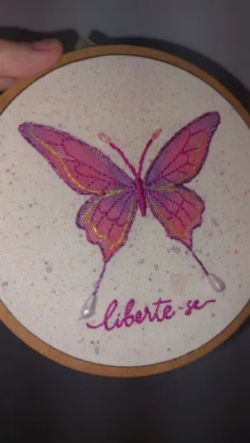 Bastidor Bordado ?Liberte-se? - Borboleta Bordada à Mão