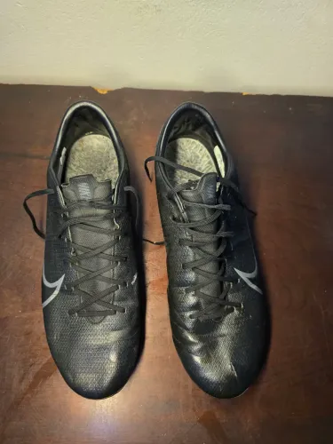 Chuteira Nike Mercurial Vapor 13 Academy FG/MG (Coleção Under the Radar - Preta)