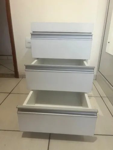 Gaveteiro com rodinhas embutidas e bandeja