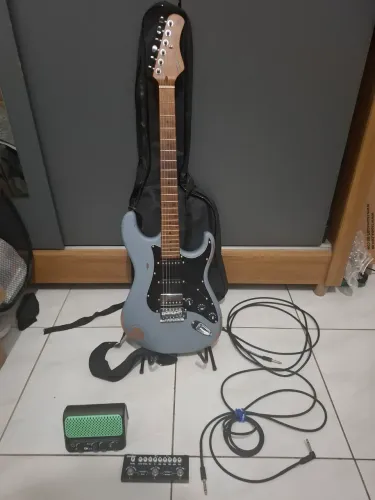 Kit completo para guitarra Tagima TGA 580 Relic + amplificador + pedal + acessórios