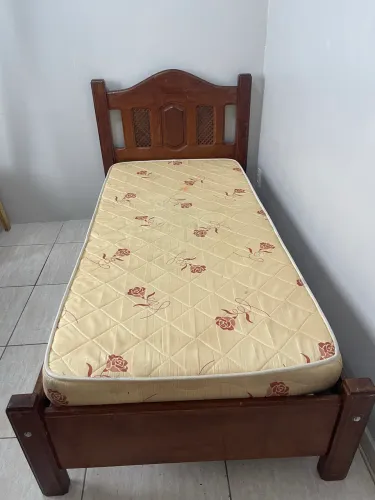 Vendo uma cama de solteiro de madeira + 1 colchão