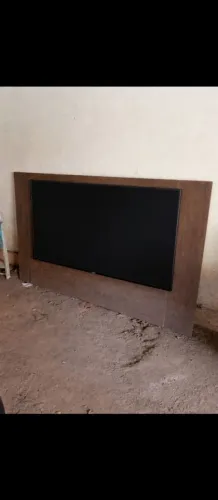 Painel de TV grande.