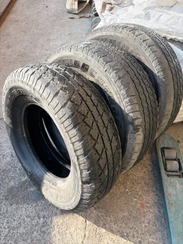 Vendo pneu Bridgestone 255/70 R16