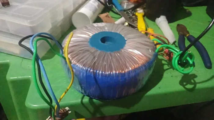 Transformador toroidal entrada 127/ 220v  saída 65+65 18A  pra montagem de amplificadores 