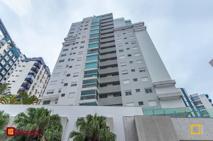 Apartamento mobiliado com 2 suítes à venda, no Centro de Florianópolis