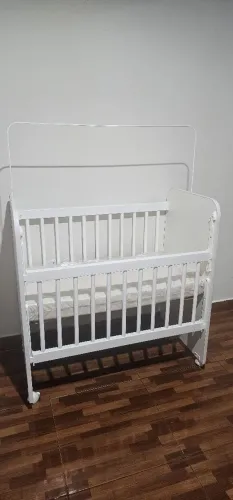 Mini Berço branco com Colchão e Rodinhas - Seminovo