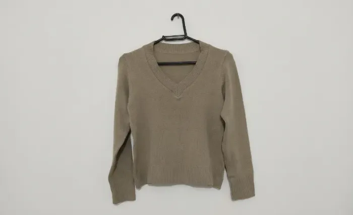 Suéter Feminino Bege Taupe Decote V - Básico e Elegante