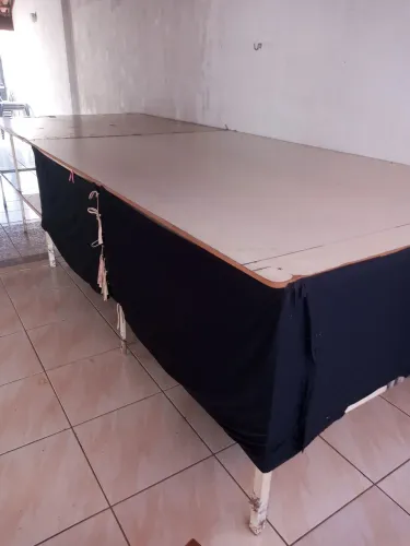 Mesa para acabamento e corte de roupa