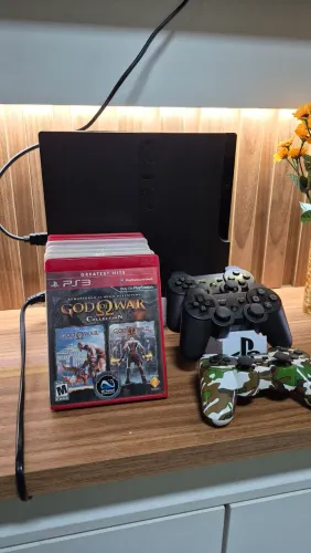 PS3 SLIM 465GB + 3 CONTROLES + SUPORTES + 20 JOGOS NO HD, 7 JOGOS NA MIDIA FÍSICA