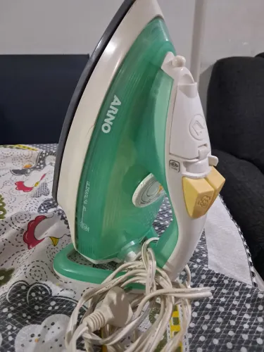 Ferro a vapor Arno 220 volts