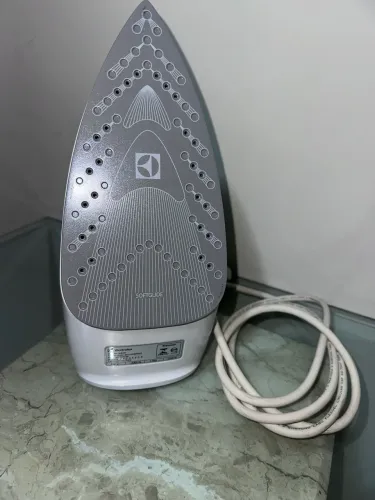 Ferro De Passar Vapor E Seco Electrolux 1500w Verde Sie70 220V