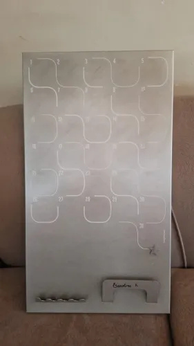 Mural de Metal Cinza com Calendário