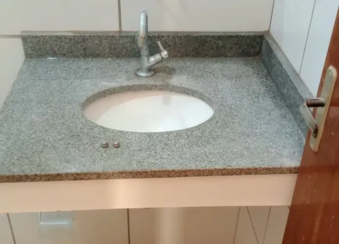 Pedra de mármore com pia para banheiro 0,69 X 0,52