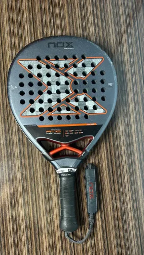 Raquete Nox at 10 Genius Agustin Tapia modelo 2025