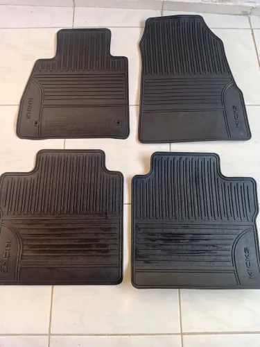 TAPETE DE BORRACHA ORIGINAL: KICKS NISSAN.