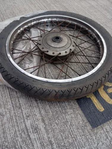 Vendo 2 rodas originais com cubos originais,de Titan 150 Honda! Meu zap *.