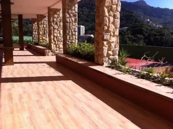 Casa com quadra de tênis de 6 suítes à venda na Gávea.