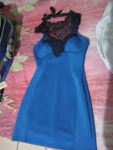 Vendo 3 vestido e uma máquina todos novos