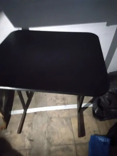 Mesa preta pequena tipo bar