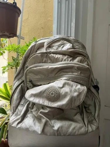 Mochila Kipling rodinhas dourado metálico com rodinhas (EUA) pode ser usada nas costas