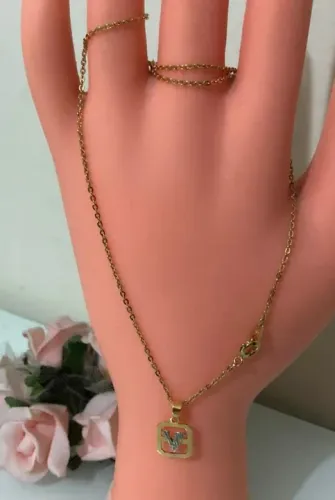 Conjunto gargantilha e pingente chapeados a ouro 18k, 40cm de comprimento.O pingente e rom