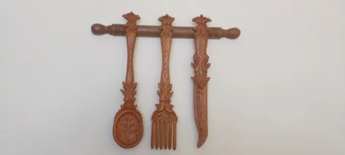 conjunto aplique garfo faca e colher entalhado encerado. 41x41x4cm