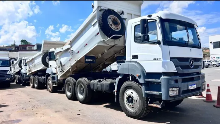MB 4144 ano 2012, 6x4, com caçamba Rossetti de 16 ?, em MG
