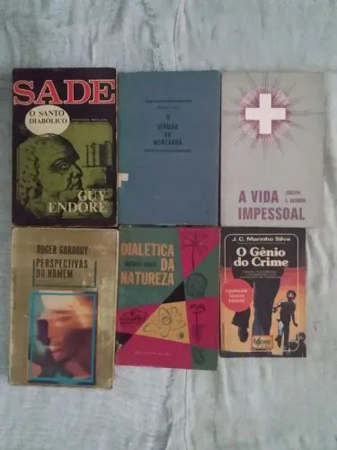 Treze livros de temas variados, principalmente religião 