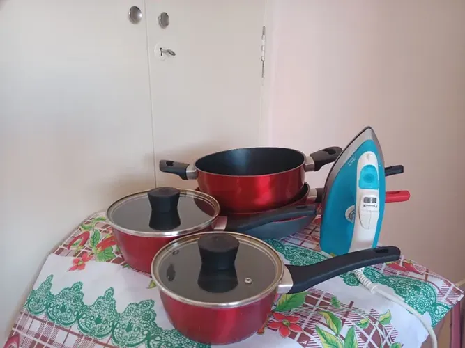 Conjunto de Panelas Master Chefe+ ferro a vapor Britânia 10010 volts 
