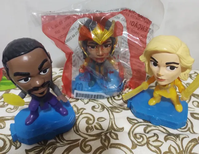Bonecos Funko Pop Marvel - Black Panther e Capitã Marvel