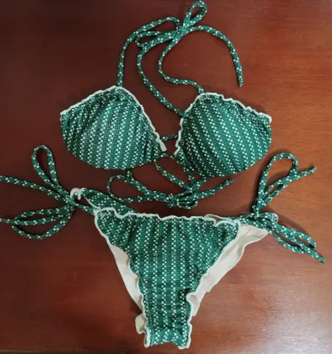 Conjunto de biquíni verde estampado com bojo