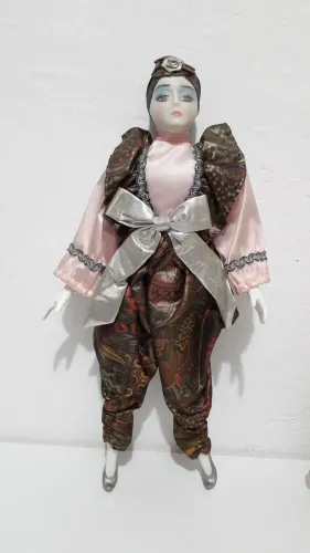 Boneca de Porcelana Exclusiva - Roupa Detalhada