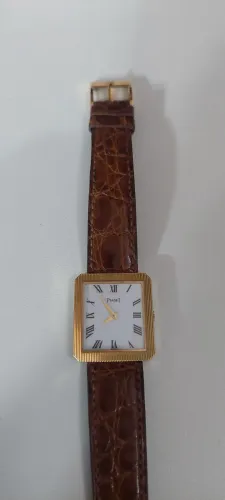Relógio marca Piaget ouro couro retângular 