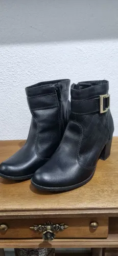 Botas Femininas de Couro Preto - Elegância e Conforto