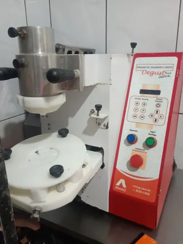 Máquina de salgados ( aceito troca por máquina de caldo de  cana) 