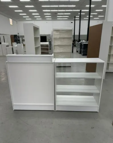 Balcão Expositor Branco com Prateleiras
