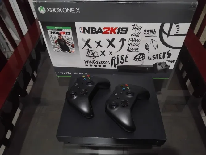Xbox One X + dois controles