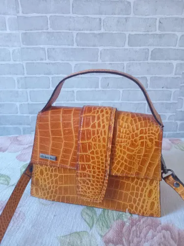 Bolsa semi nova divina Luz couro legítimo 